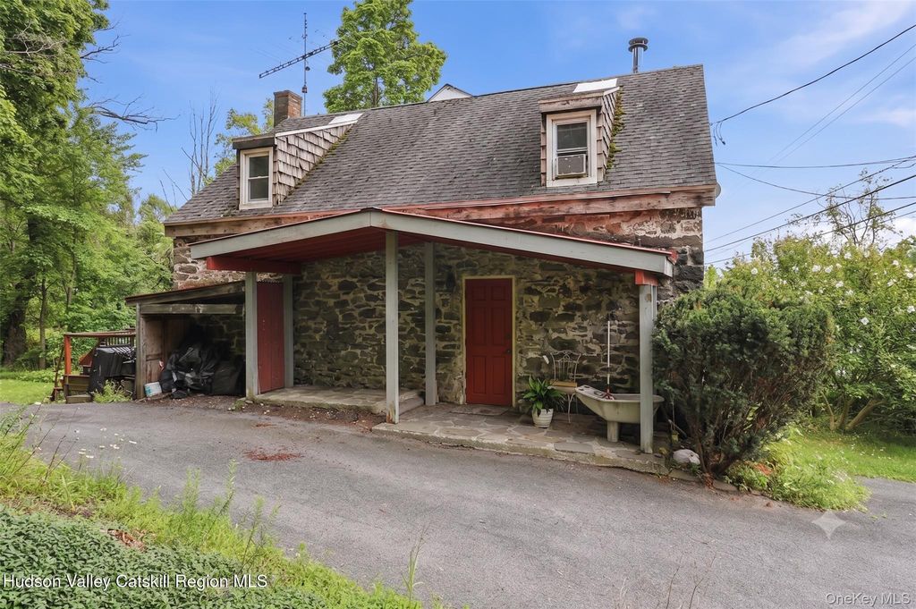 574 State Route 32 N, Esopus, NY 12429