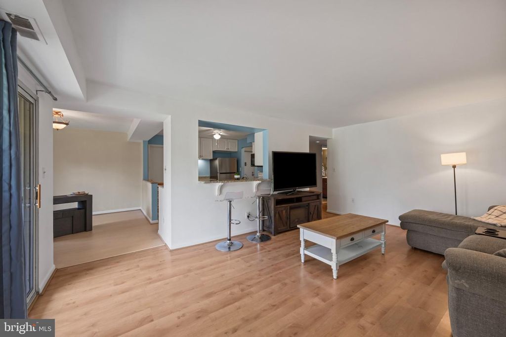 Image 5 of property listing at 5 ELPHIN #301, Lutherville Timonium, MD 21093