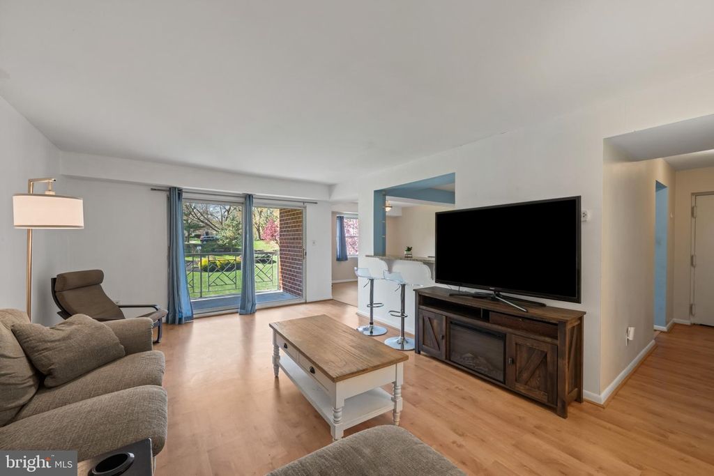 Image 6 of property listing at 5 ELPHIN #301, Lutherville Timonium, MD 21093