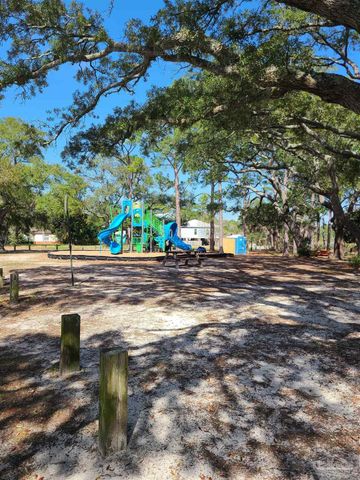415 Gibbs Rd, Pensacola, FL 32507
