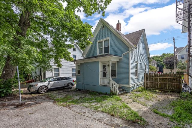17 S Johnson Street, Iowa City, IA 52240