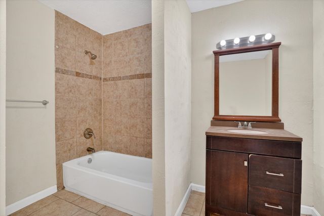 1102 Poindexter Avenue, Cleburne, TX 76033