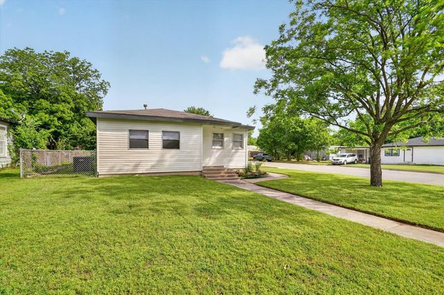 1102 Poindexter Avenue, Cleburne, TX 76033