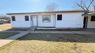 1102 Poindexter Avenue, Cleburne, TX 76033