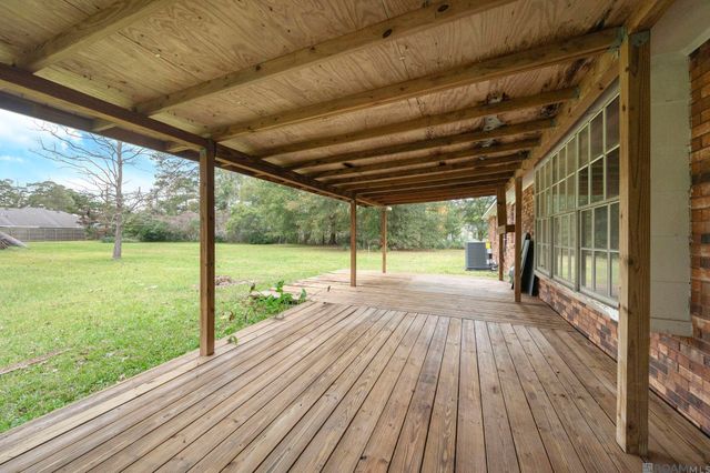 9556 Fairway Dr, Denham Springs, LA 70726