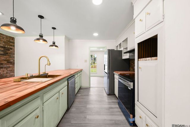 9556 Fairway Dr, Denham Springs, LA 70726