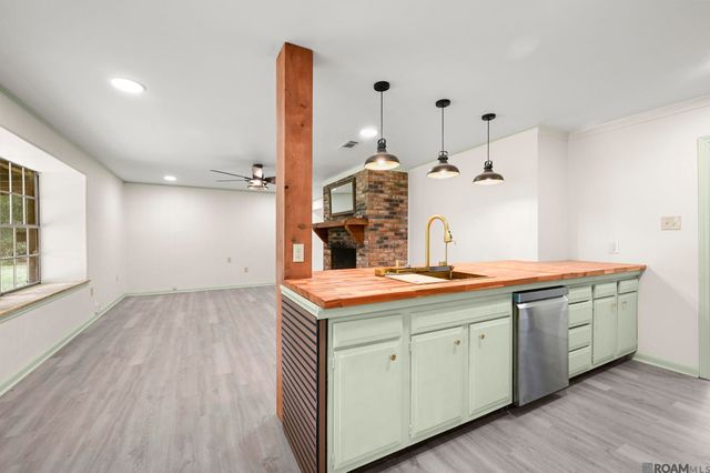 9556 Fairway Dr, Denham Springs, LA 70726