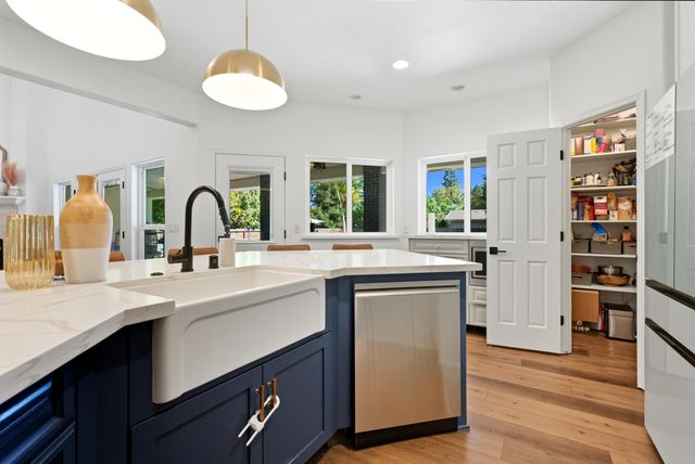 1646 S Bluegrass Court, Visalia, CA 93277