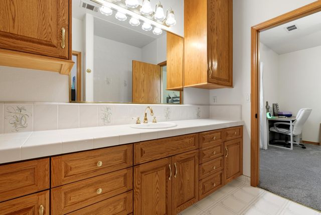 1646 S Bluegrass Court, Visalia, CA 93277