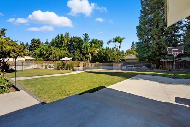 1646 S Bluegrass Court, Visalia, CA 93277