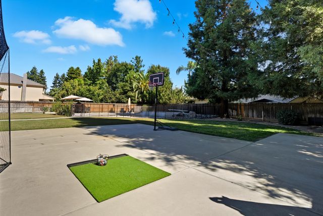 1646 S Bluegrass Court, Visalia, CA 93277