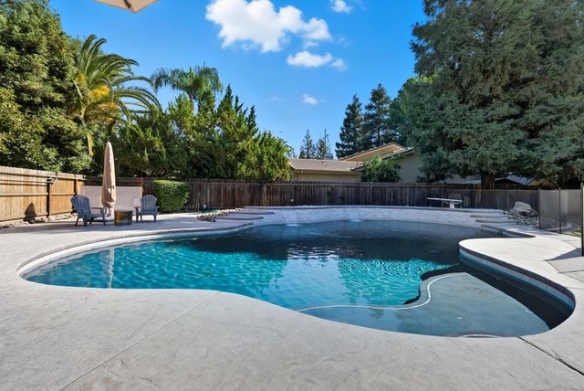 1646 S Bluegrass Court, Visalia, CA 93277