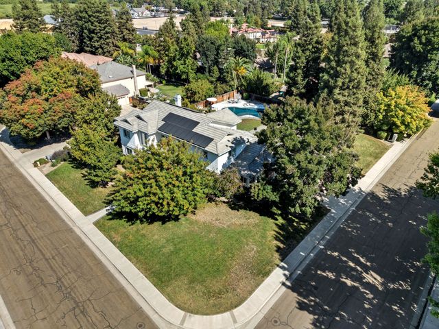 1646 S Bluegrass Court, Visalia, CA 93277