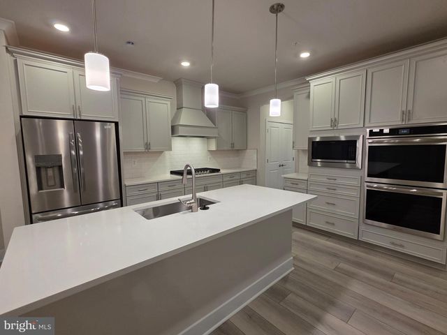 6604 QUEENSBURY ST, Middle River, MD 21220