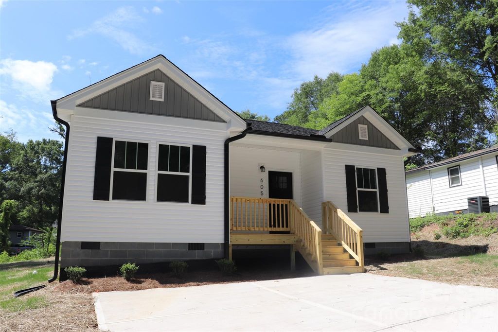 605 E Robinson Street, Dallas, NC 28034