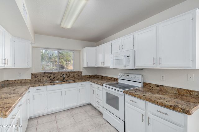 3025 E WOODLAND Drive, Phoenix, AZ 85048