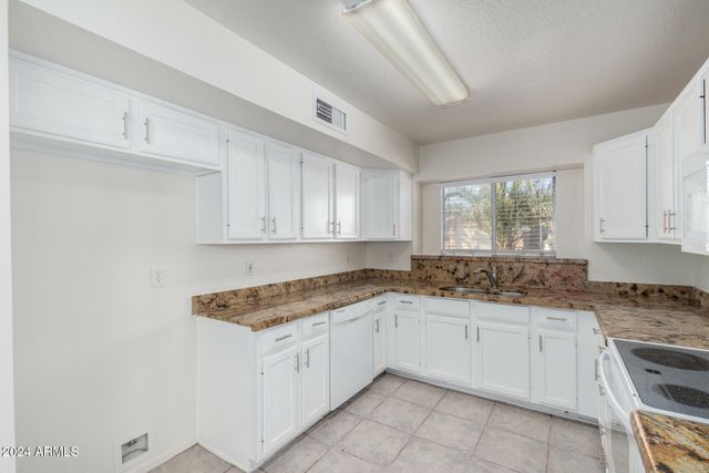 3025 E WOODLAND Drive, Phoenix, AZ 85048