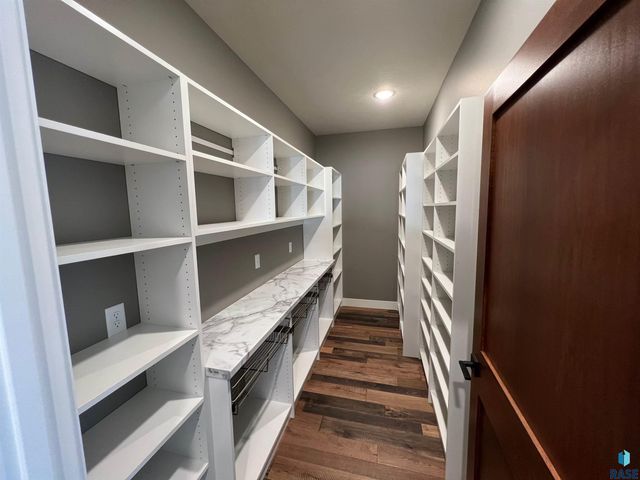 713 E 77th St, Sioux Falls, SD 57108