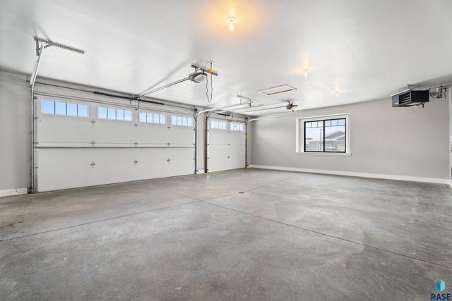 713 E 77th St Street, Sioux Falls, SD 57108