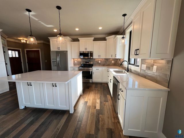 713 E 77th St, Sioux Falls, SD 57108