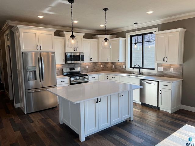 713 E 77th St, Sioux Falls, SD 57108