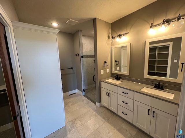 713 E 77th St, Sioux Falls, SD 57108