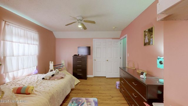 202 White Blossom Dr, Shepherdsville, KY 40165