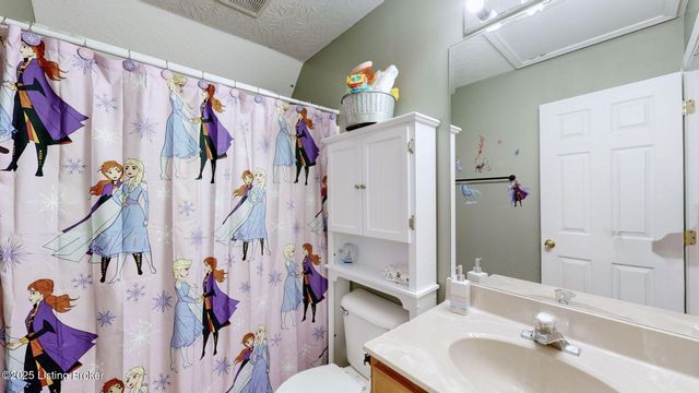 202 White Blossom Dr, Shepherdsville, KY 40165