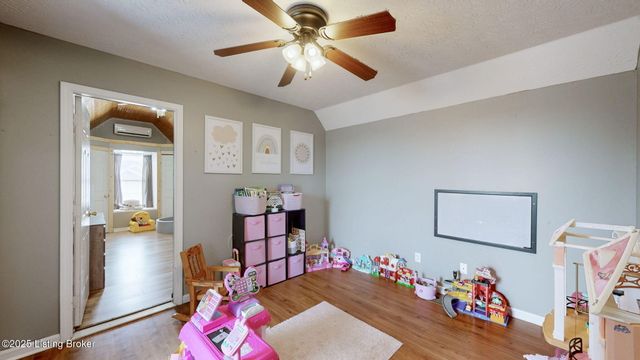 202 White Blossom Dr, Shepherdsville, KY 40165