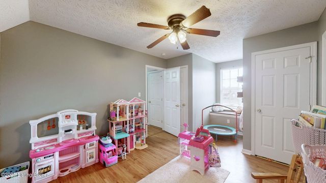 202 White Blossom Dr, Shepherdsville, KY 40165