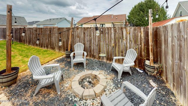 202 White Blossom Dr, Shepherdsville, KY 40165