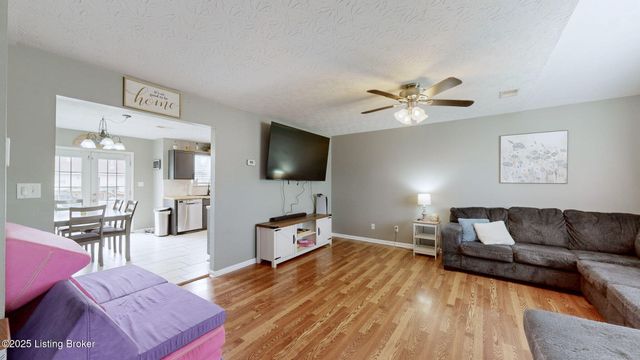 202 White Blossom Dr, Shepherdsville, KY 40165