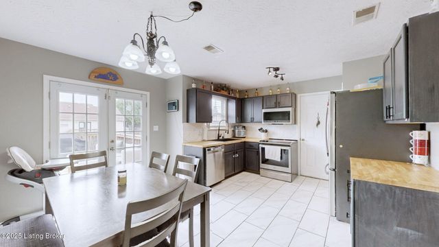 202 White Blossom Dr, Shepherdsville, KY 40165