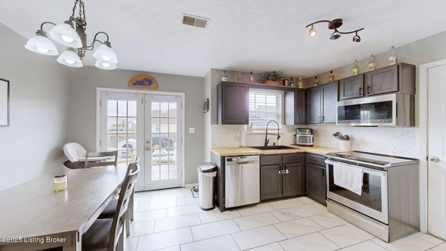 202 White Blossom Dr, Shepherdsville, KY 40165