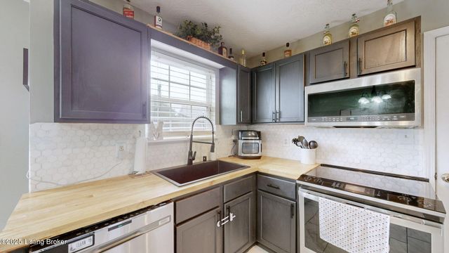 202 White Blossom Dr, Shepherdsville, KY 40165