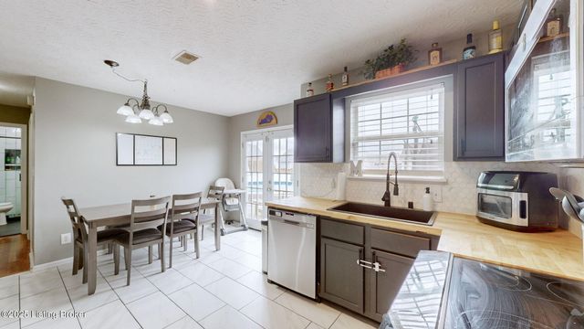 202 White Blossom Dr, Shepherdsville, KY 40165