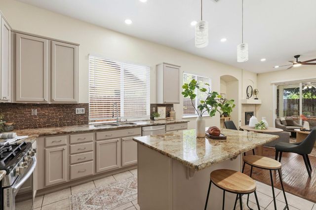 681 Eastbrook Cir, Sacramento, CA 95835