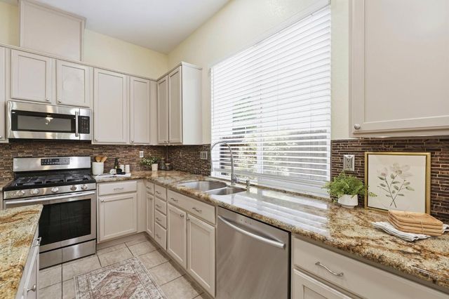 681 Eastbrook Cir, Sacramento, CA 95835