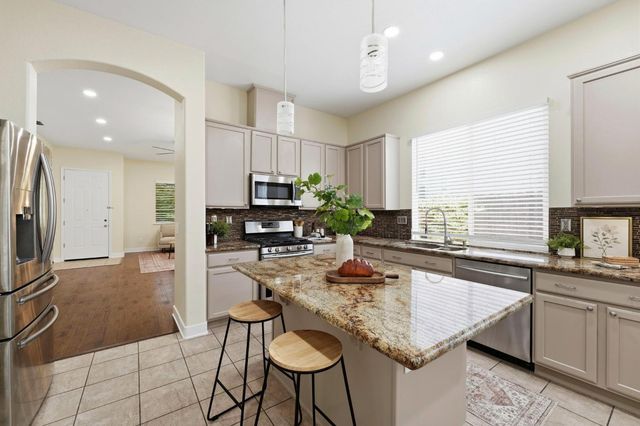 681 Eastbrook Cir, Sacramento, CA 95835