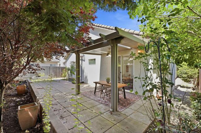 681 Eastbrook Cir, Sacramento, CA 95835