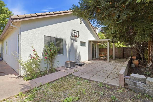 681 Eastbrook Cir, Sacramento, CA 95835