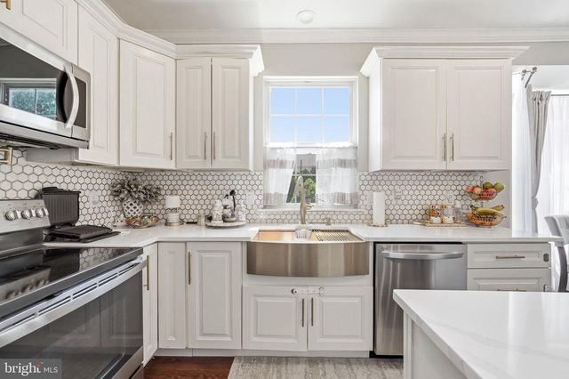 8 AUSTIN RD, Marlton, NJ 08053