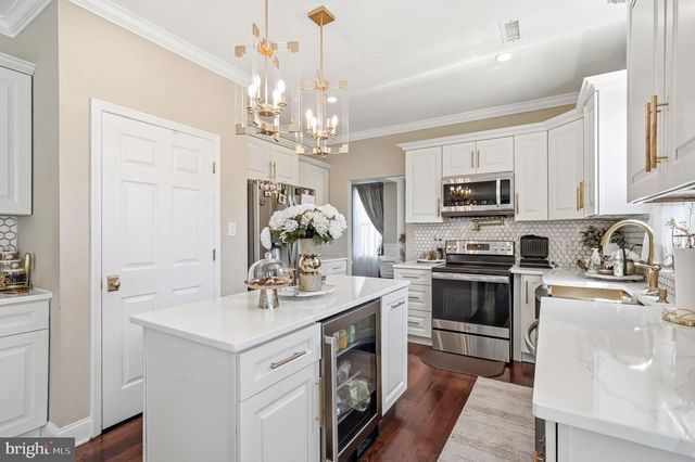 8 AUSTIN RD, Marlton, NJ 08053