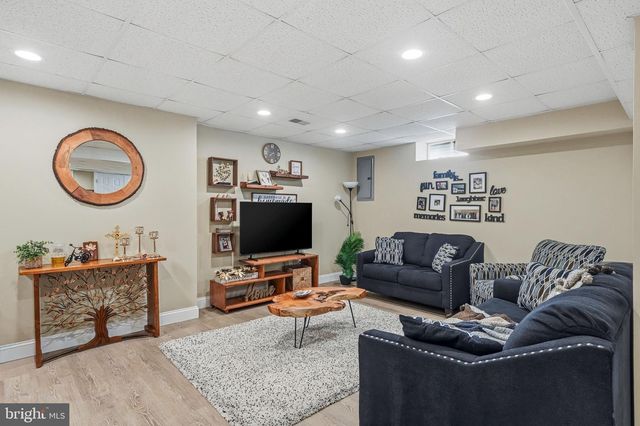 8 AUSTIN RD, Marlton, NJ 08053