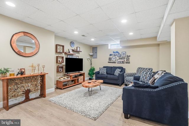 8 AUSTIN RD, Marlton, NJ 08053