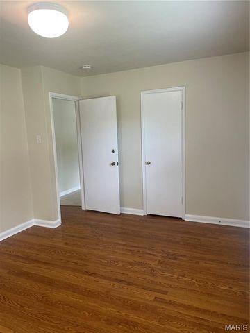 59 S Floridale Drive, St Louis, MO 63135