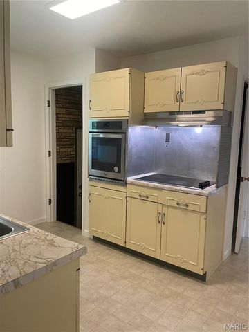 59 S Floridale Drive, St Louis, MO 63135