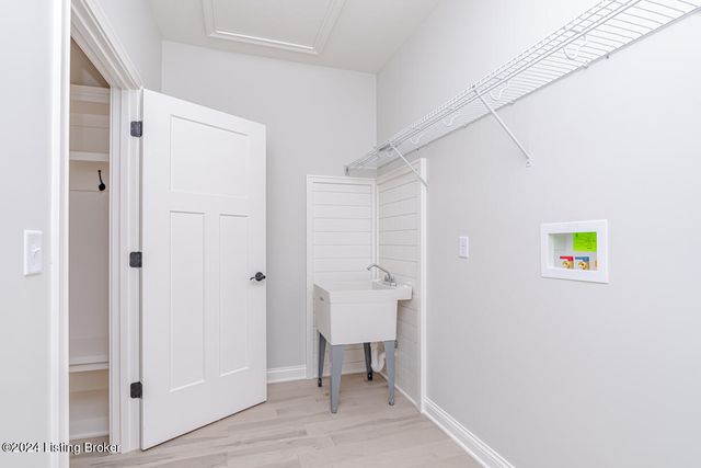 282 Dalton Dr, Fisherville, KY 40023