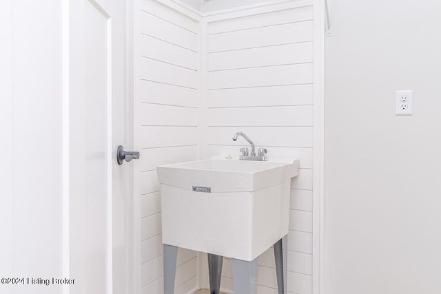 282 Dalton Dr, Fisherville, KY 40023