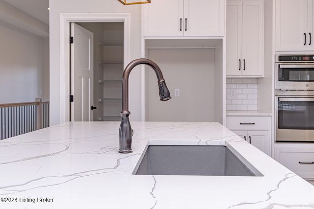 282 Dalton Dr, Fisherville, KY 40023